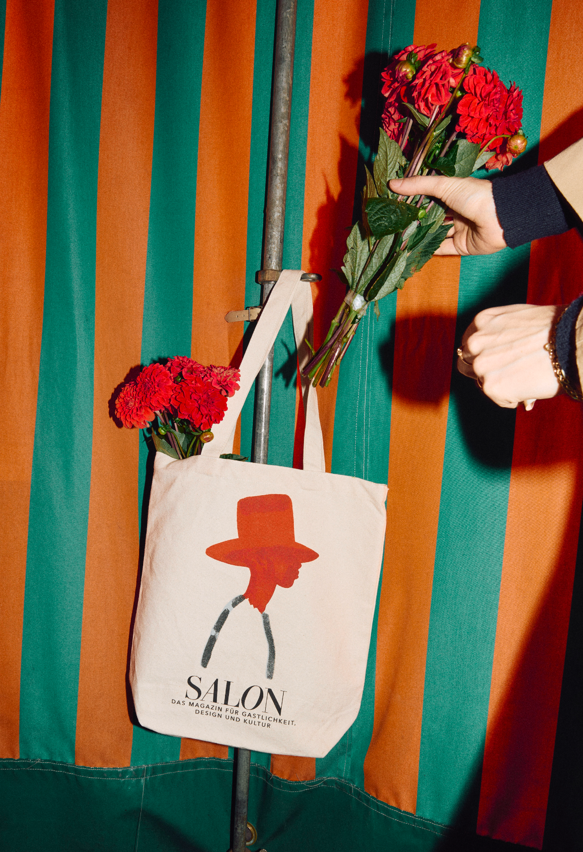 SALON-Tasche mit roten Blumen